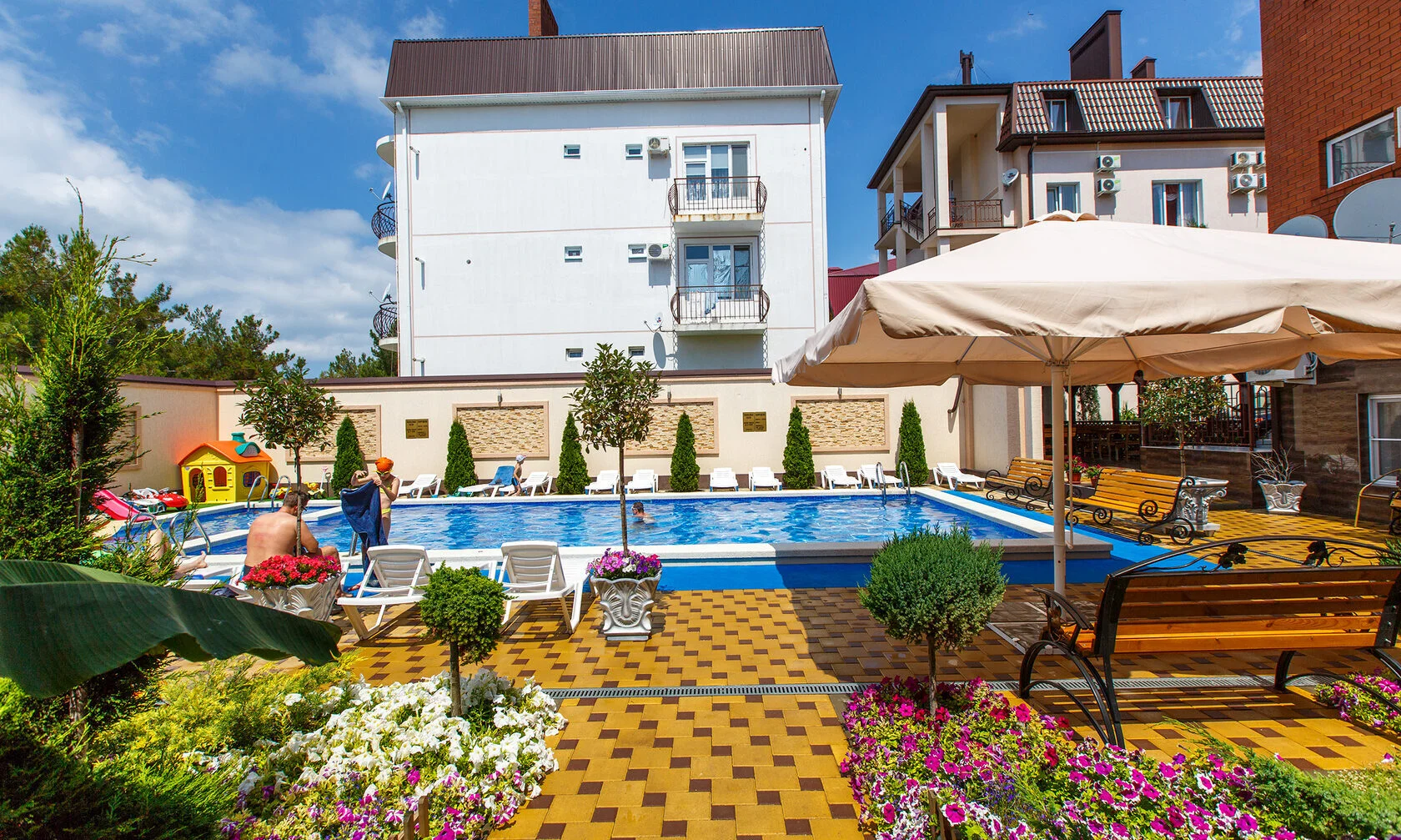 Гостевой дом с бассейном «Карина»